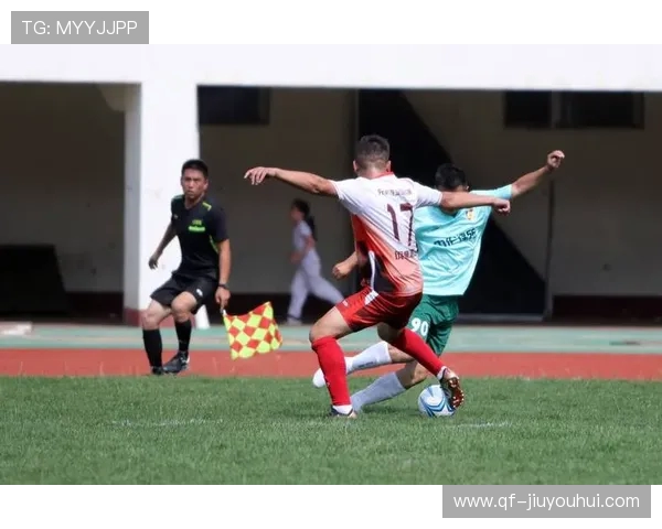 以足球踹出去为中心探讨力量技巧与比赛场景表现的全方位深度解析