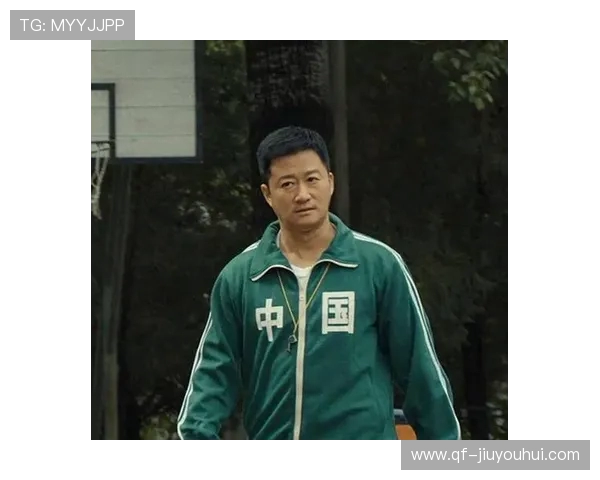 吴京激情踢足球高清片段展现体育精神与硬汉风采